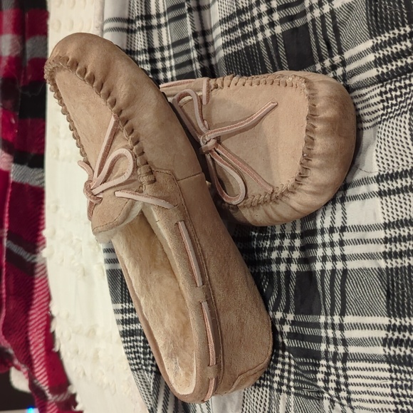 Dakota Ugh Slippers - Picture 2 of 4